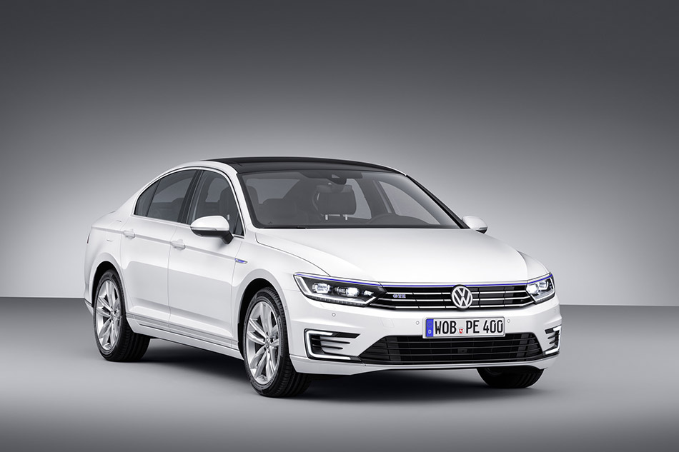 2015 Volkswagen Passat GTE Front Angle