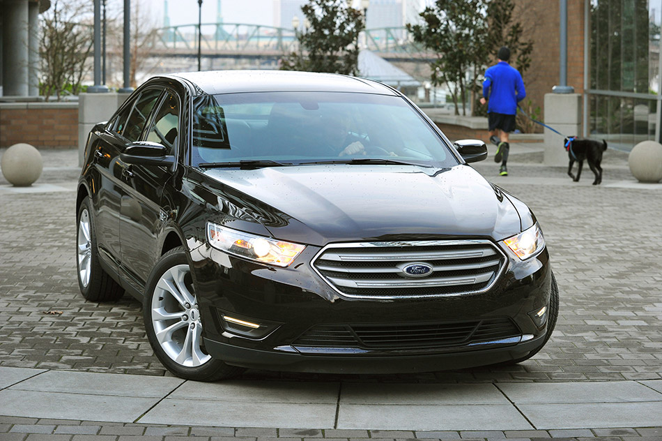 2013 Ford Taurus Front Angle