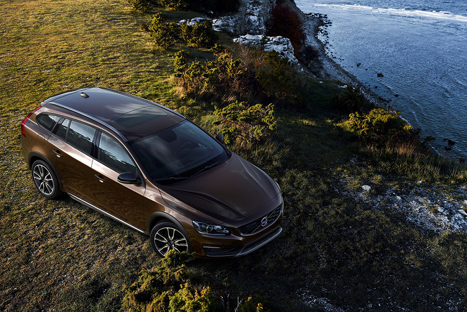 2016 Volvo V60 Cross Country Front Angle