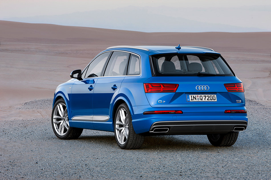 2016 Audi Q7 Rear Angle