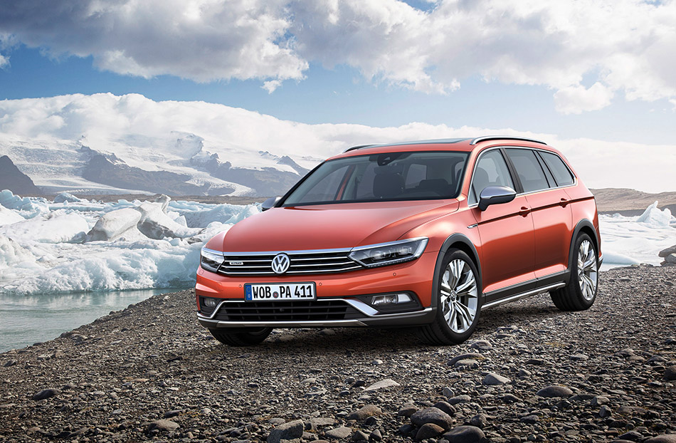 2015 Volkswagen Passat Alltrack Front Angle