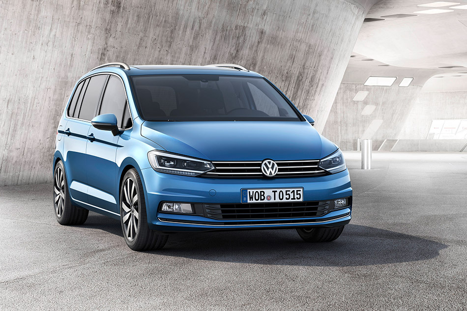 2016 Volkswagen Touran Front Angle