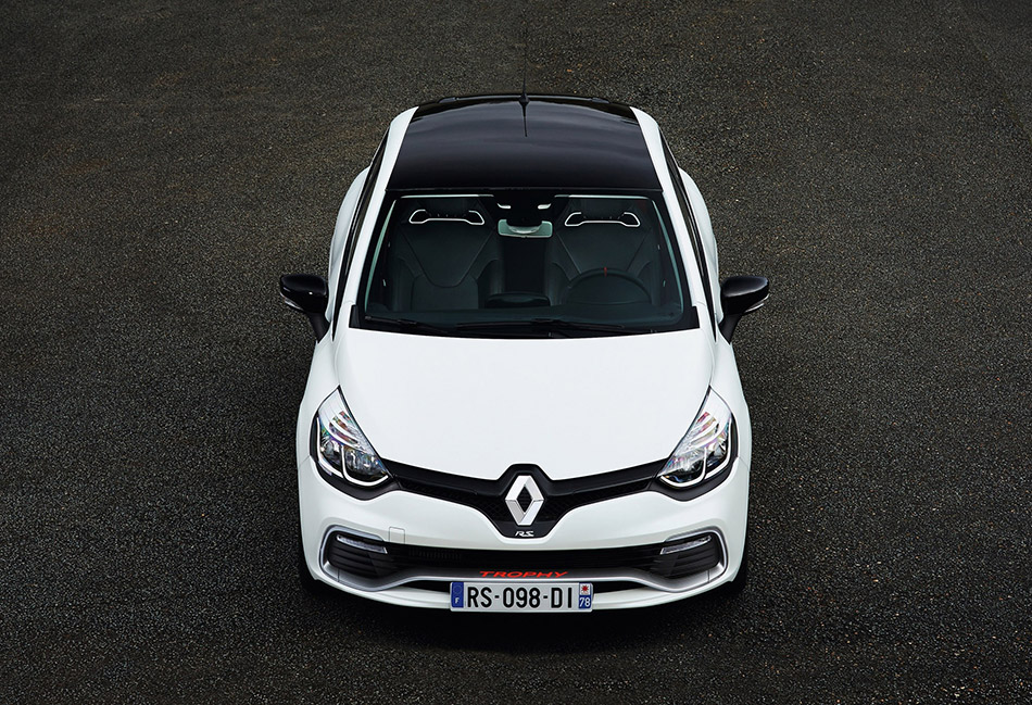 2016 Renault Clio RS 220 Trophy EDC Front Angle