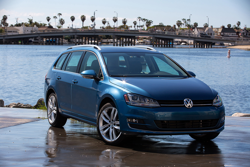 2015 Volkswagen Golf SportWagen Front Angle