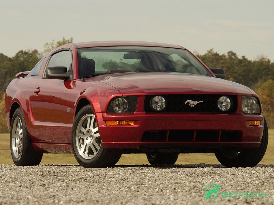 2005 Ford Mustang GT Front Angle