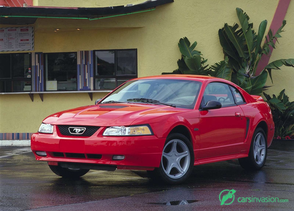 2000 Ford Mustang GT Front Angle