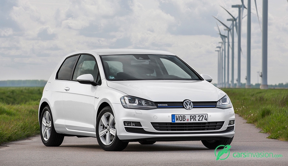 2015 Volkswagen Golf TSI BlueMotion Front Angle