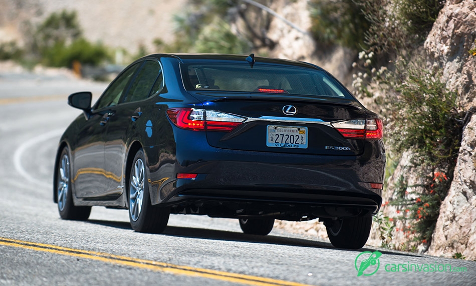 2016 Lexus ES300h Rear Angle