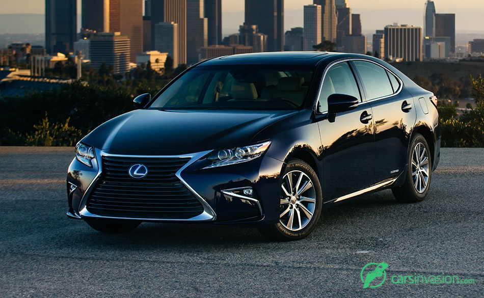 2016 Lexus ES300h Front Angle