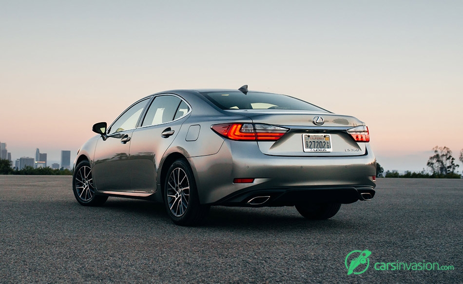 2016 Lexus ES350 Rear Angle