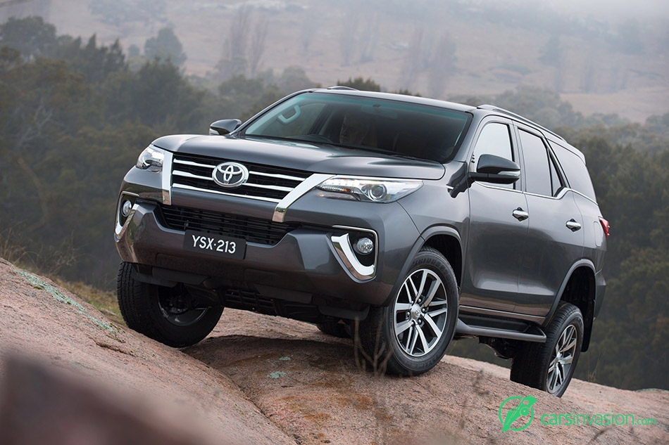2015 Toyota Fortuner Front Angle