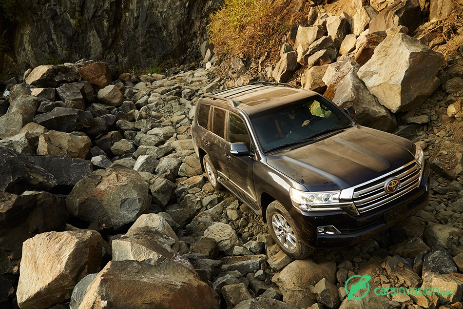 2016 Toyota Land Cruiser 4WD on the Rocks