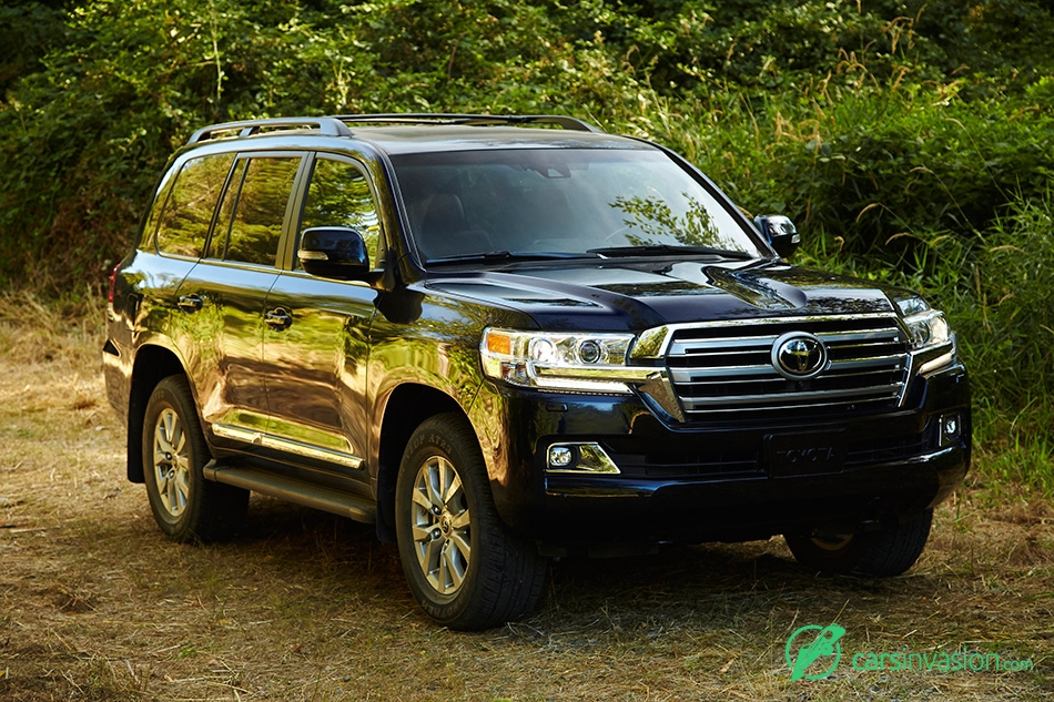 2016 Toyota Land Cruiser Front Angle